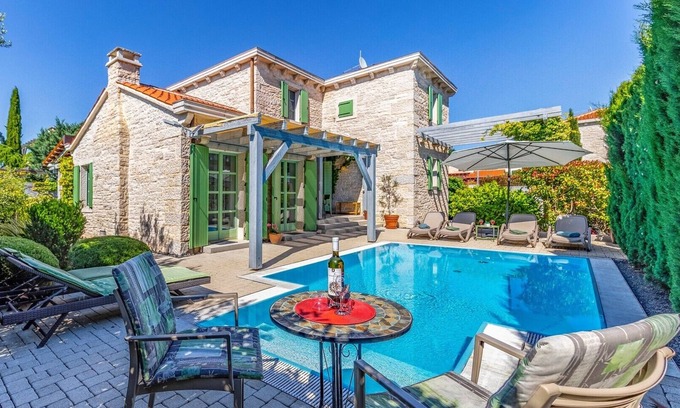 Liznjan Villa | Dreamy place Zelda surrounded by lovely greenery and Mediterranean herbs