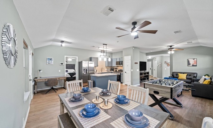 Spring House | Dreamy Spring Getaway - Sleeps 10, Near IAH & Downtown