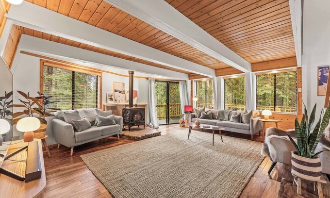 Tahoe Pines Cabin | Drifthaus | Firepit, Deck & BBQ!