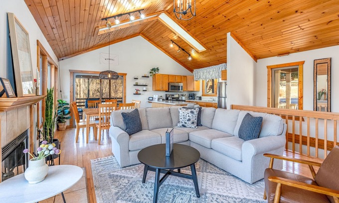 The Galena Territory House | Driftless Haus: Cozy & Secluded Retreat | Hot Tub | Firepit | All Ensuites