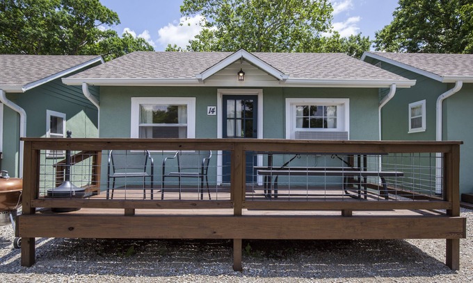 Branson Cottage | Driftwater Resort Cabin #14 with Lake Taneycomo Access & Pool!