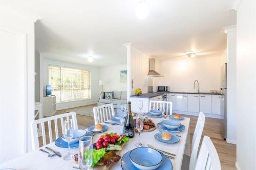 Fingal Bay House | Driftwood Cottage 1 28 Farm Rd pet friendly Wi Fi Air Con and ground floor