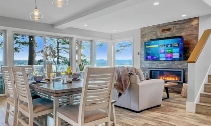Lummi Island House | Driftwood Dreams: Beautiful views, cozy for Fall!