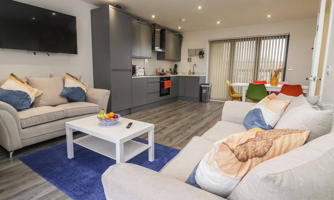 Hornsea House | DRIFTWOOD, pet friendly, country holiday cottage in Hornsea