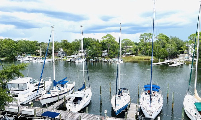 Niceville Apartment | Drop Anchor Now Booking Fall