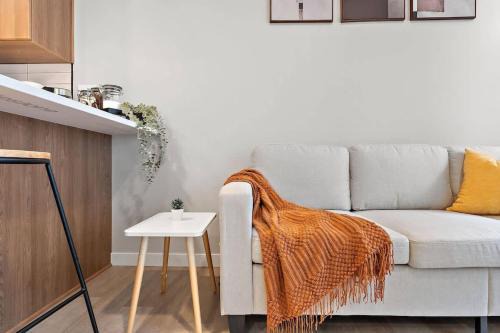 St. Anthony West Apartment | DT, UMN, Lux 2BD Gym, Rooftop, Free Street Parking