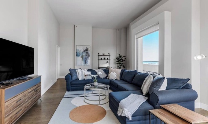 The Loop Condo | Dtown Penthouse 11+Parking, Gym, Pvt Patio, Pool