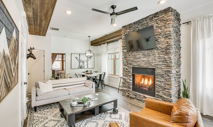 Blowing Rock Condo | Dtwn Blowing Rock Condo w/Private Hot Tub!