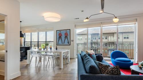 Historic Edgefield House | Dual Bachelor Pads w Rooftop Lounge Games Sleeps 26 5 Min to Broadway