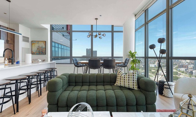 Downtown Chicago Apartment | Dual Penthouse Retreat: Perfect for Groups