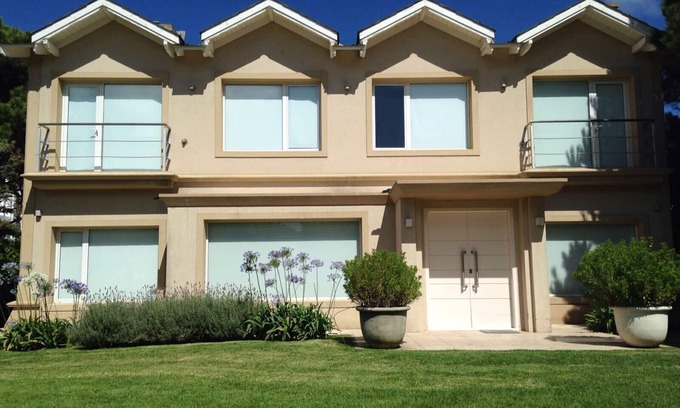 Pinamar House | Dueño alquila, casa con Piscina, a 100 mts del mar, para 11 personas.