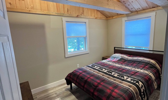 Hillsboro Cottage | Dukes Den - A Cozy Cottage by the Lake!