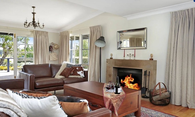 Bundanoon House | Duncraig House –open fireplace, spa, pet friendly