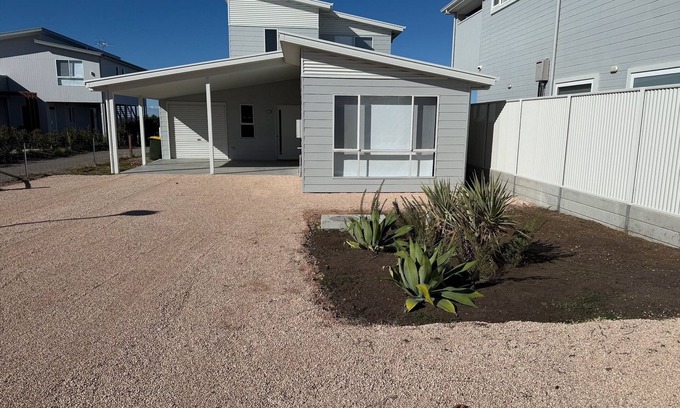 Muloowurtie House | Dune Sea - Modern 2 storey , Beachfront! Off Peak special available!