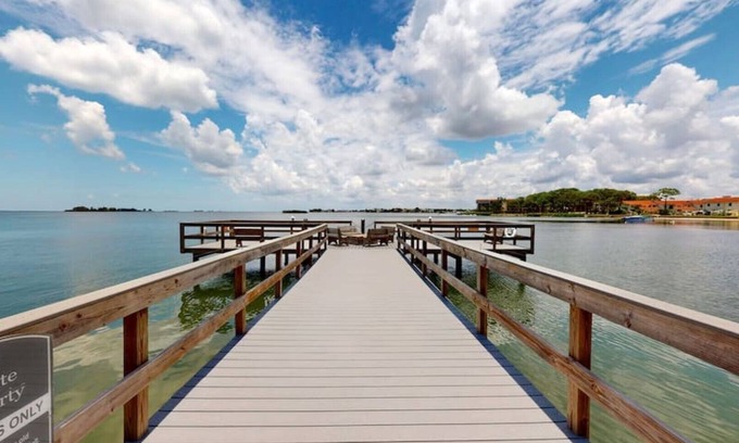 Dunedin Condo | Dunedin Honeymoon Island Getaway! Kayaks, Bikes & Sunsets! Waterfront Community