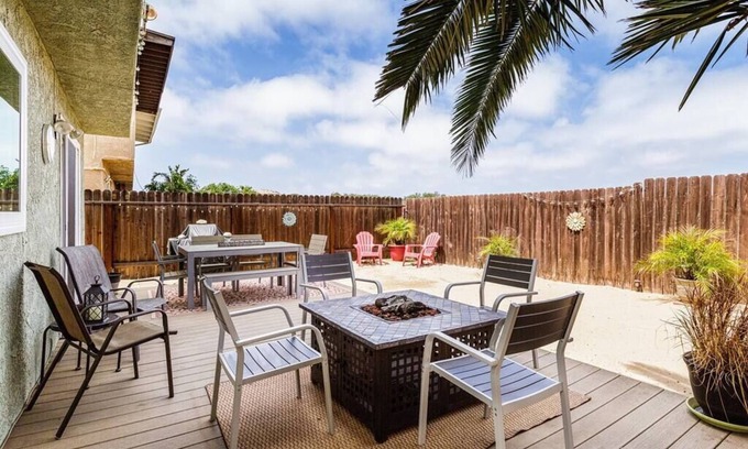 Oxnard Dunes House | Dunes Hideaway-Walk to Beach/yard/Sleeps 9!1 hr LA/30 Min Santa Barbara