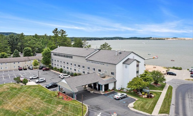 Silver Lake Hotel | Dunes Waterfront Resort