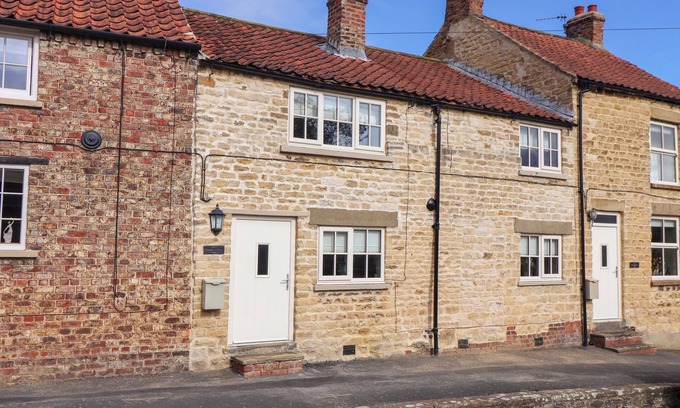 Westow House | DUNNING, THE MOUNT, pet friendly, character holiday cottage in York