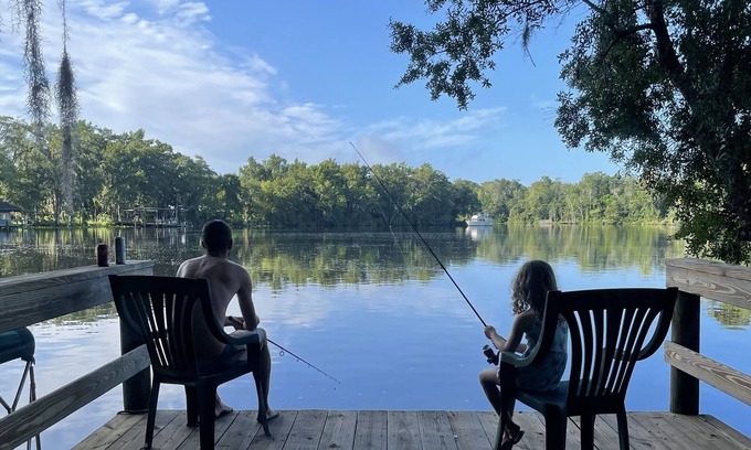 Satsuma House | Dunns Creek Fishing retreat with dock. 5 minutes from boat ramp