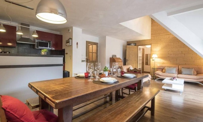 Saint-Lary-Soulan Apartment | Duplex 10 pers, 98m², cœur du village, balcon, proche télécabine et thermes, parking privé, jacuzzi - FR-1-296-340