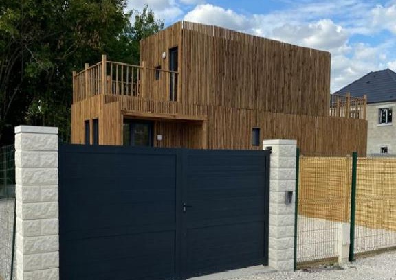 La Chapelle-Saint-Mesmin House | Duplex atypique en bois entre ville et verdures