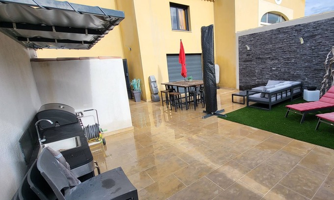 Salon-de-Provence Cabin | DUPLEX near the city center courtyard ground floor 2 secure parking spaces spa 6 people