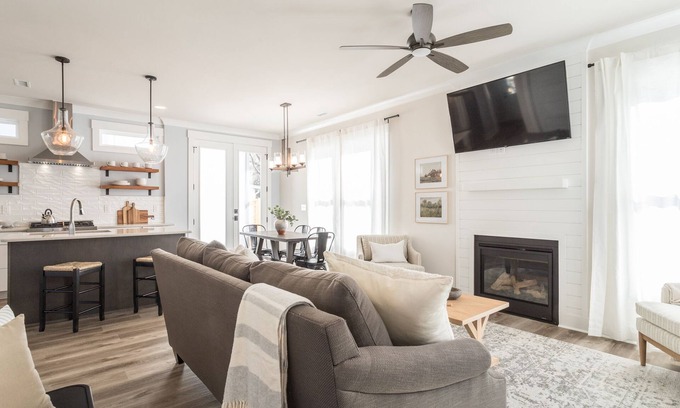 Durham House | Durham's Modern FarmHouse & Guest House minutes from Downtown & Duke University!