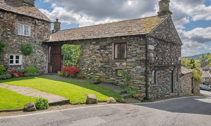 Ambleside House | Dwarf Hall - central Ambleside