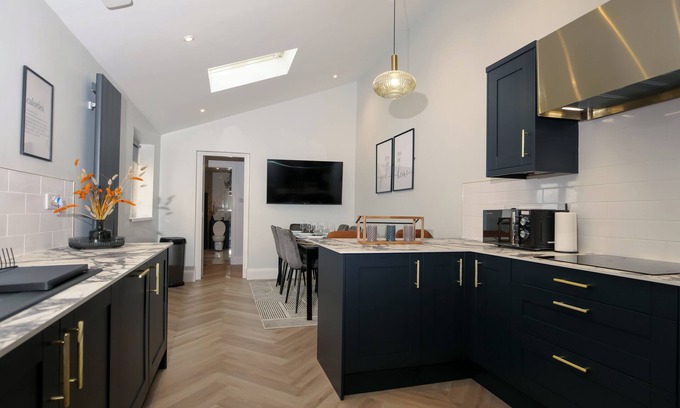 Sunderland House | Dwell Living Luxurious 5BD House Central