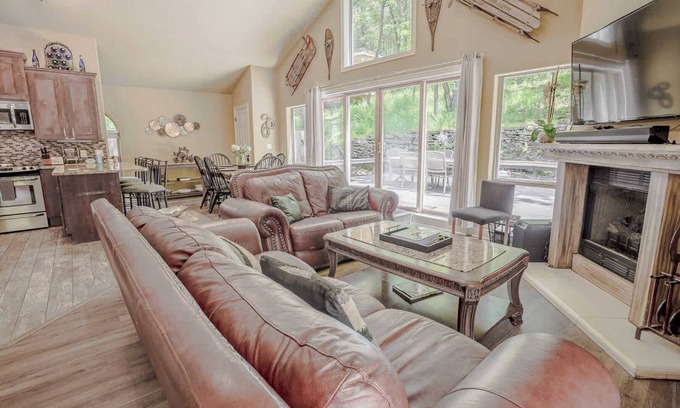 Eureka Springs House | Dwntn, New Hot Tub, Trailer Parking, Dog Friendly