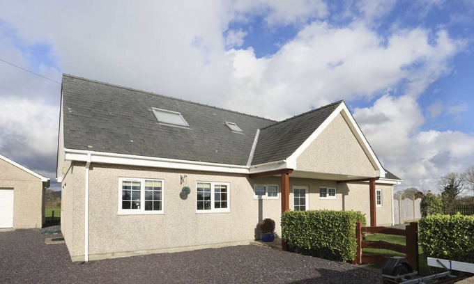 Rhyd-y-clafdy Cottage | DWYROS, family friendly, with open fire in Pwllheli