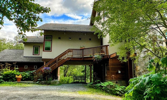 Eagle River House | Eagle Peak Guesthouse/2 room suite with kitchenette