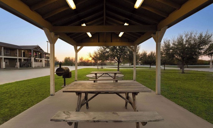 Three Rivers Hotel | Eagle's Den Three Rivers Texas a Travelodge by Wyndham