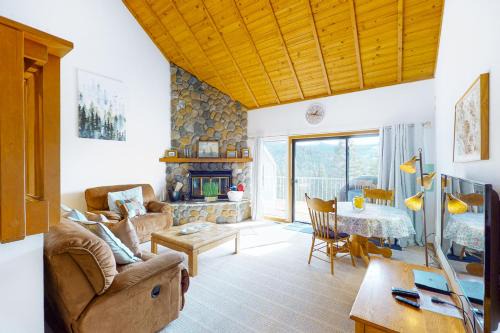 Lakeshore Apartment | Eagle's Landing Condo 78