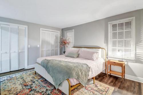Statesboro Apartment | Eagle's Landing Loft-Downtown Above Bull & Barrel