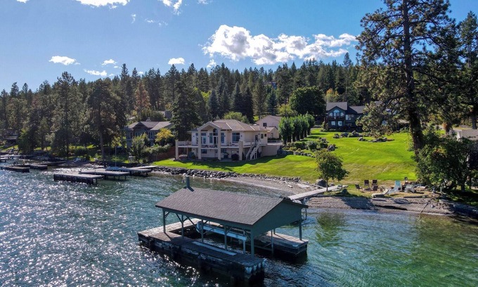 Lakeside House | Eagle View Escape - Private Lakefront Estate