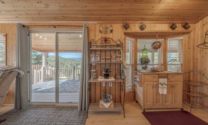 Rexford Cabin | Eagles Nest Cabin Cozy Mountain Retreat for 4