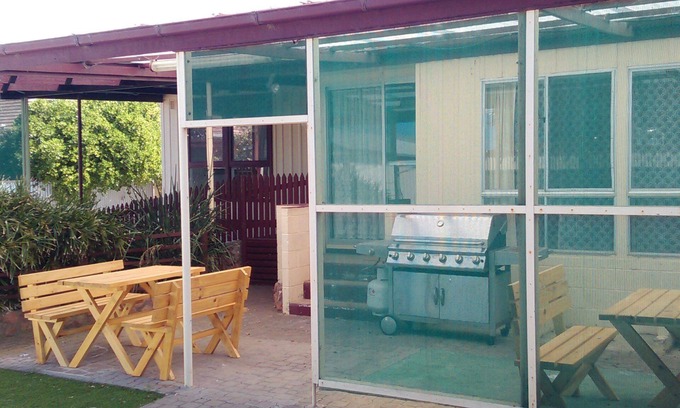 Ardrossan House | Eagles Nest - Off Peak Special available! free wifi