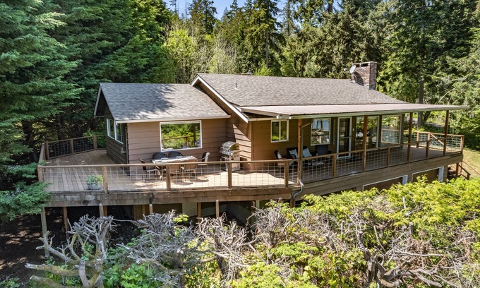 Coupeville House | Eagles Watch by AvantStay | Large Deck w/Views