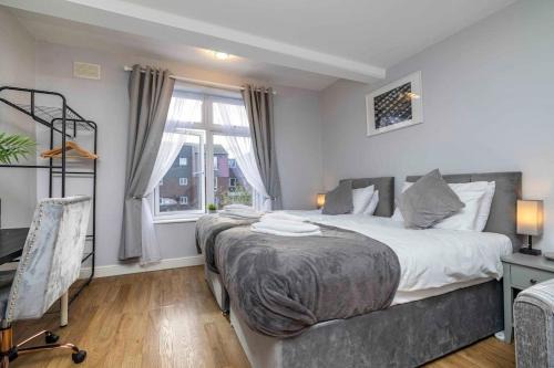 Cleveland Apartment | Ealing Manor - 6 beds 3 sofa beds sleeps 9 ppl