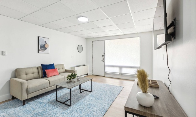 Central Business District Apartment | East 120 I Modern Refinished Apt Downtown I Gym