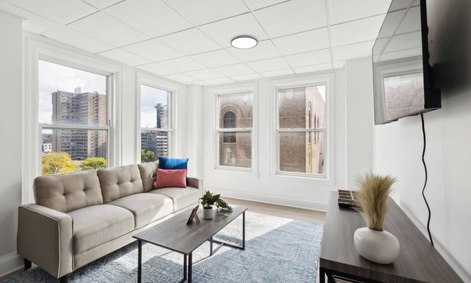 Central Business District Apartment | East 636I Cozy & Comfy I Downtown I Gym