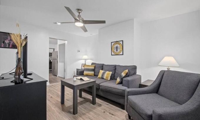 East Allegheny Apartment | East Allegheny Apartment | Driveway Parking!