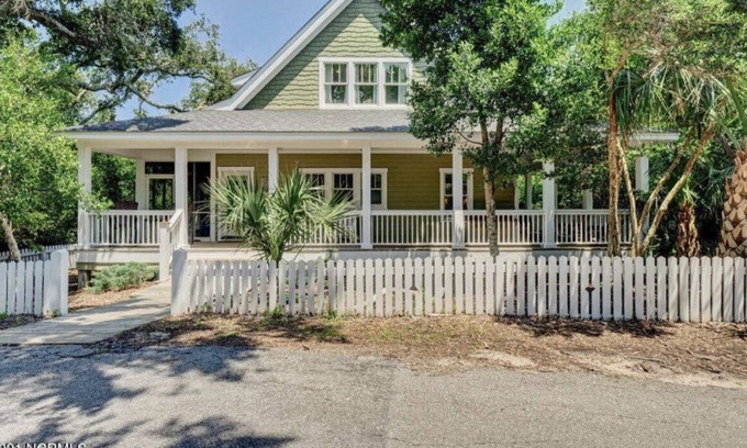 Cape Fear Station House | East Beach - “Reel Life” - 4 Min Walk to Beach /1 Min Cart Ride