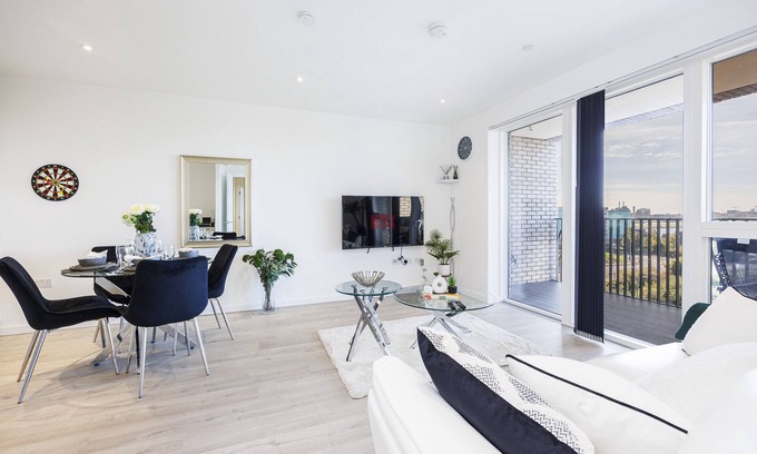 Newham Apartment | East London 2 Bedroom Apartment | Near LCY | Relocation | Long Stays