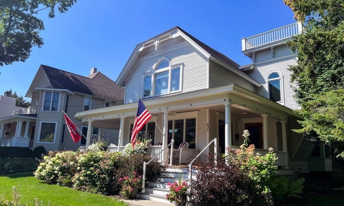 Harbor Springs House | East Main Haven - Renovated lake cottage style home 1 block from the lake!