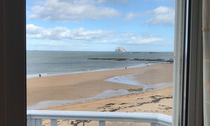 North Berwick Apartment | East sands holiday apartment seafront