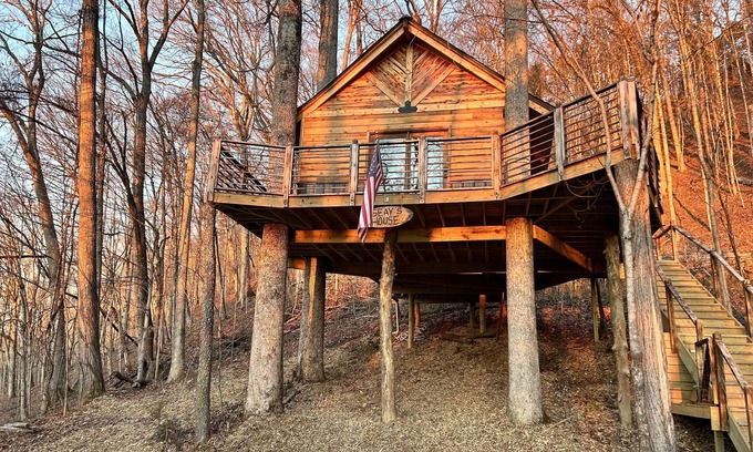 Mohawk Cabin | East Tennessee’s first TREEHOUSE! Come stay high in the trees.
