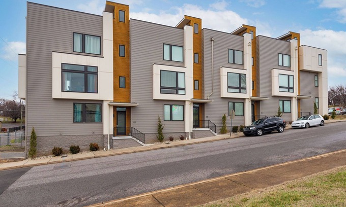 Maxwell Condo | Eastside Large 3 bedroom Condo with Rooftop + Garage!