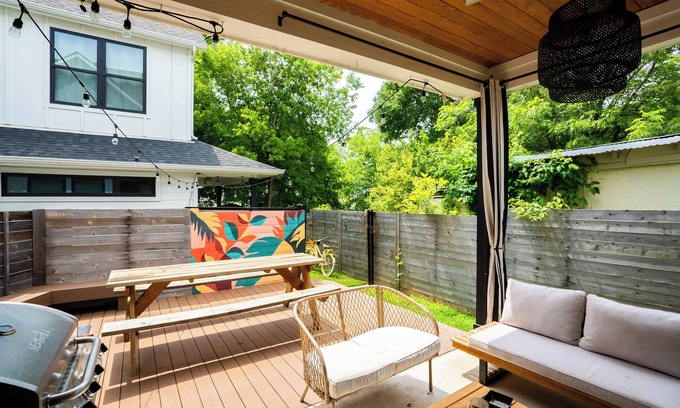 Govalle House | Eastside Two House Compound *Walk to Bars & Food*